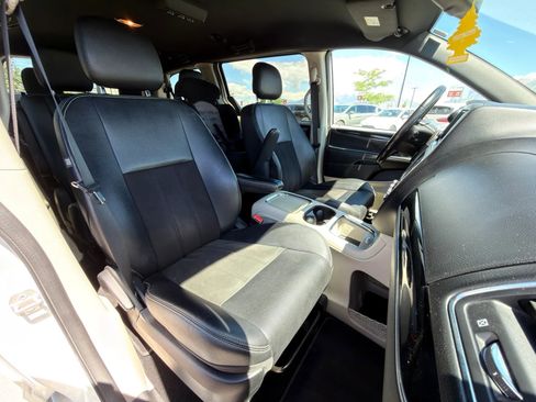 Used 2020 Dodge Grand Caravan SXT FWD image 3