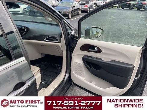 Used 2019 Chrysler Pacifica Limited w/ Advanced Safetytec Group FWD image 15