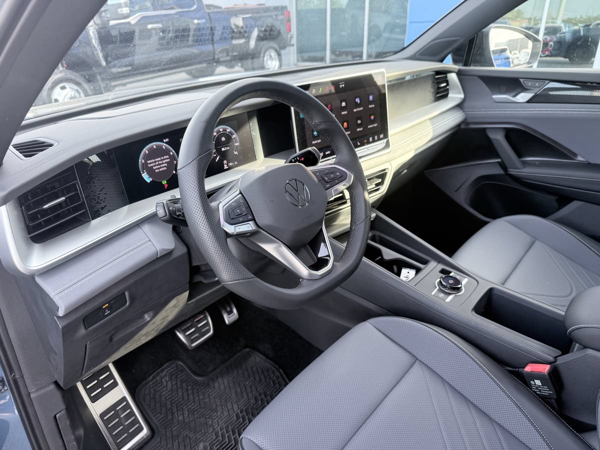 Used 2026 Volkswagen Tiguan SE R-Line AWD/4WD image 9