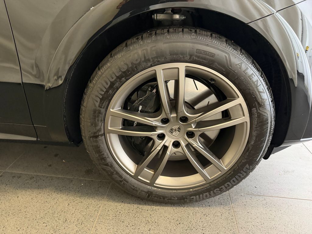 Certified 2025 Porsche Cayenne Turbo AWD/4WD image 13