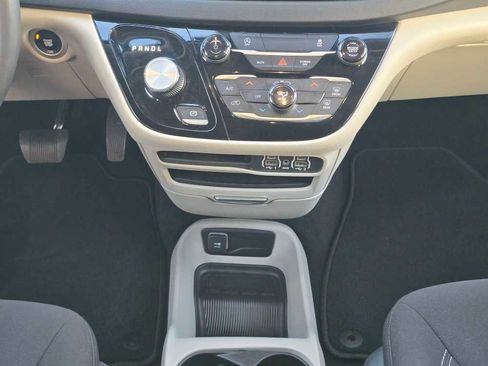 Used 2023 Chrysler Voyager LX image 13