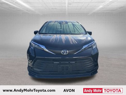 Used 2024 Toyota Sienna LE FWD image 2