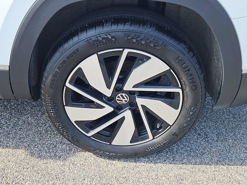Used 2025 Volkswagen Atlas SEL AWD/4WD image 8