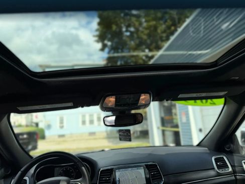 Used 2019 Jeep Grand Cherokee Limited AWD/4WD image 12