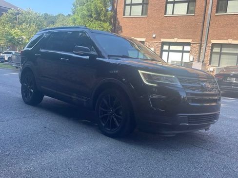 Used 2018 Ford Explorer XLT w/ Equipment Group 202A FWD image 3