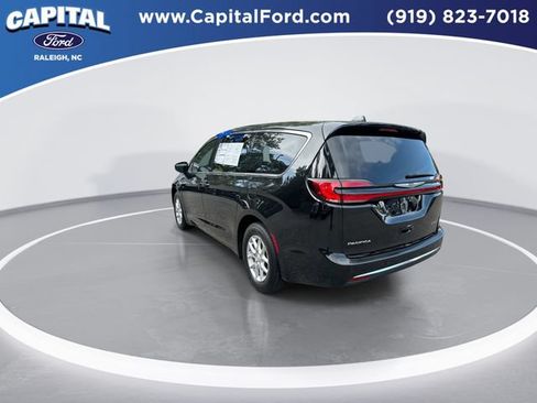 Used 2025 Chrysler Pacifica Select FWD image 6