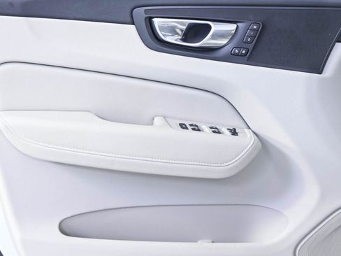 Certified 2022 Volvo XC60 B5 Momentum w/ Protection Package AWD/4WD image 6