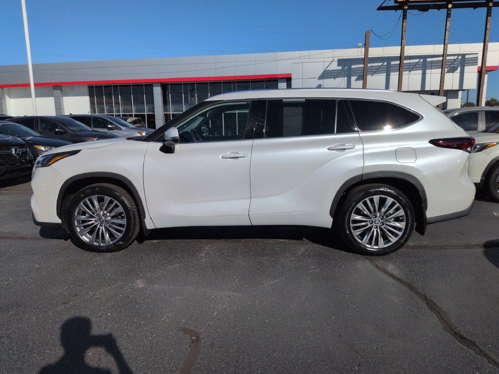 Used 2024 Toyota Highlander Platinum AWD/4WD image 2