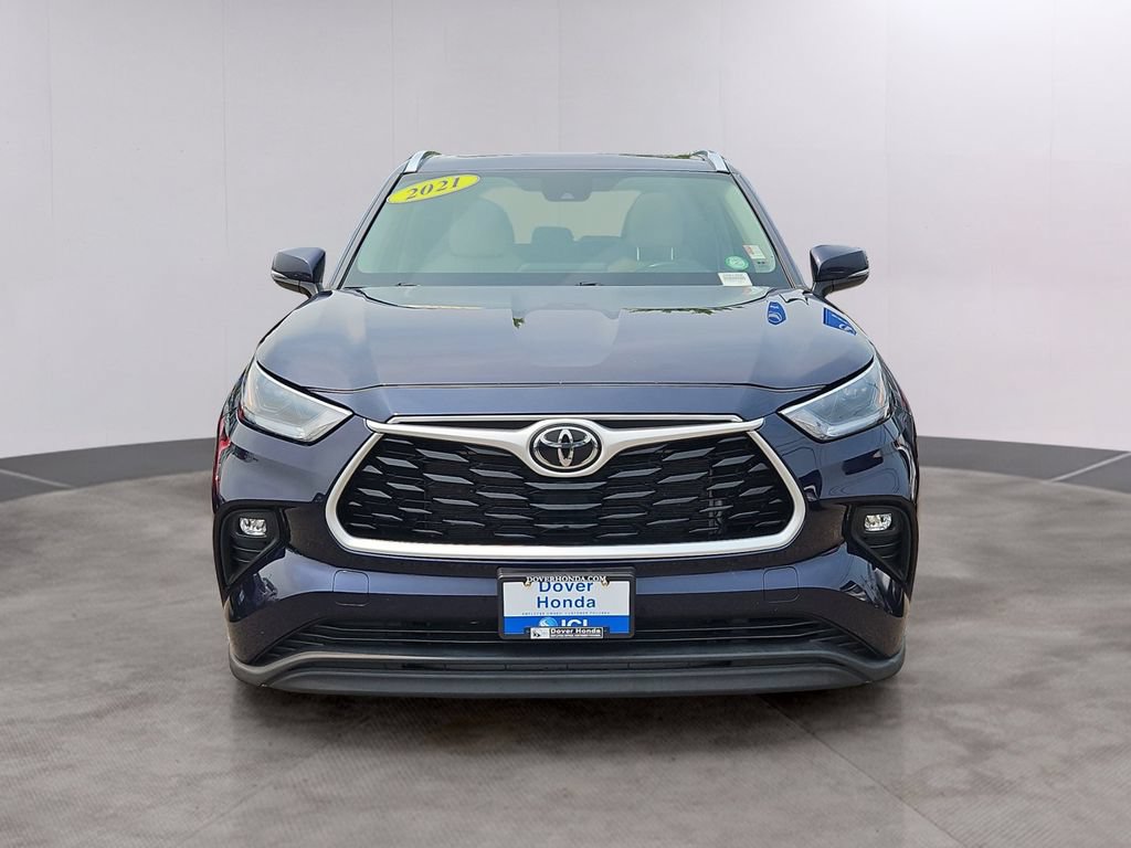 Used 2021 Toyota Highlander XLE AWD/4WD image 2
