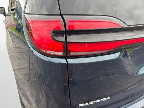 Certified 2023 Chrysler Pacifica Touring-L image 21