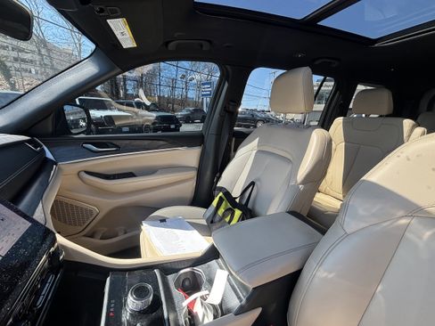 Certified 2025 Jeep Grand Cherokee L Limited w/ Black Appearance Package AWD/4WD image 13
