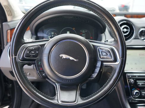 Used 2018 Jaguar XJ R-Sport image 25