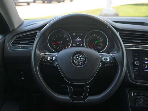 Used 2020 Volkswagen Tiguan SE w/ Panoramic Sunroof Package FWD image 16