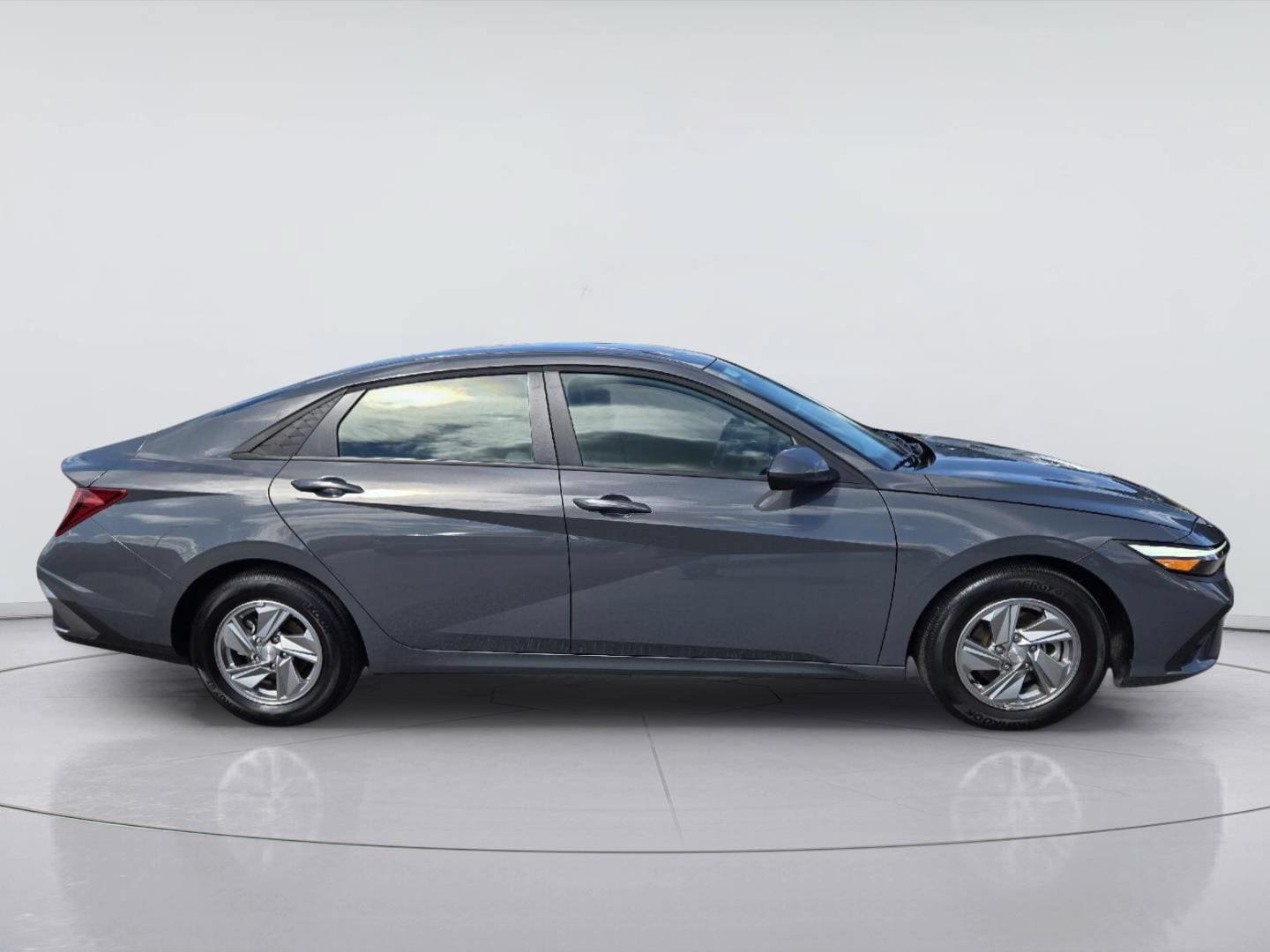 Used 2026 Hyundai Elantra SE w/ Cargo Package FWD image 4