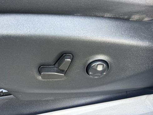 Used 2021 Chrysler Voyager LX image 19