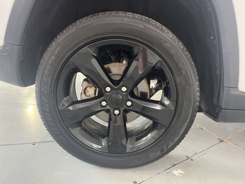 Used 2024 Jeep Grand Cherokee Altitude AWD/4WD image 16