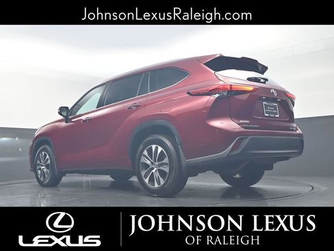 Used 2022 Toyota Highlander XLE image 18
