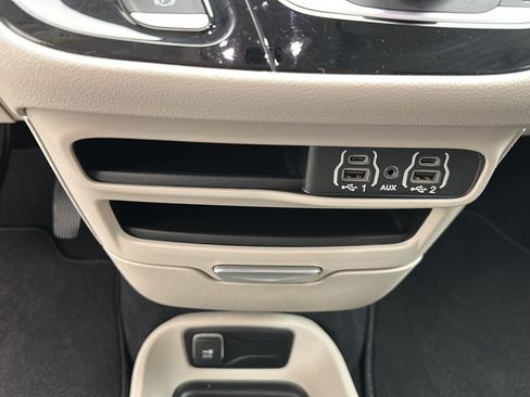 Used 2024 Chrysler Pacifica Touring-L FWD image 20