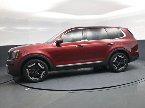 Used 2024 Kia Telluride S w/ S Sunroof Package image 3