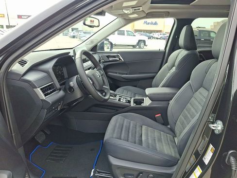 New 2025 Mitsubishi Outlander SE image 6
