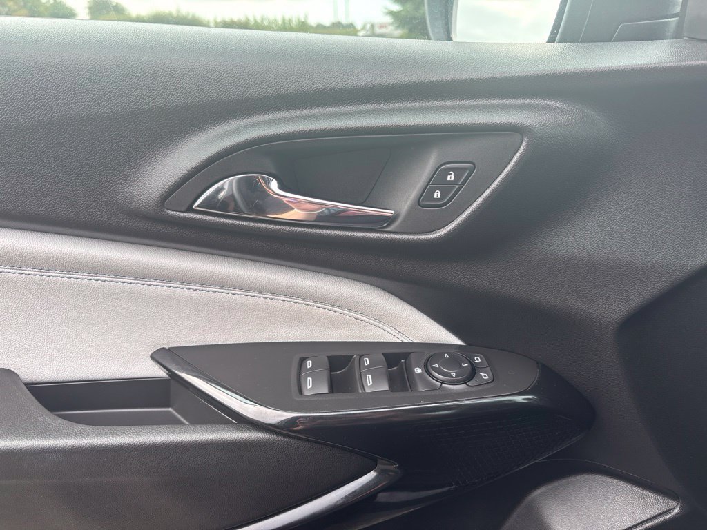 Used 2025 Chevrolet Trax LT FWD image 28