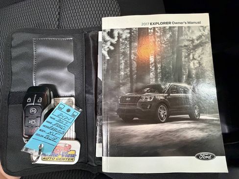 Used 2017 Ford Explorer XLT w/ XLT Technology Feature Bundle AWD/4WD image 21