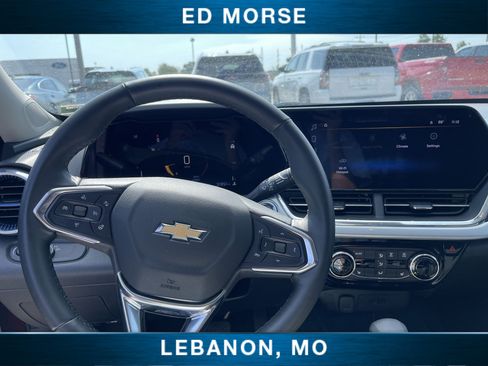 Certified 2025 Chevrolet Trax LT w/ LT Convenience Package FWD image 11