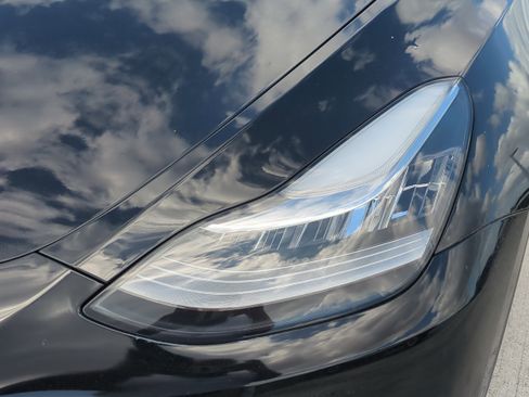 Used 2022 Tesla Model Y Long Range image 10