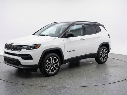 Used 2025 Jeep Compass Trailhawk AWD/4WD image 3