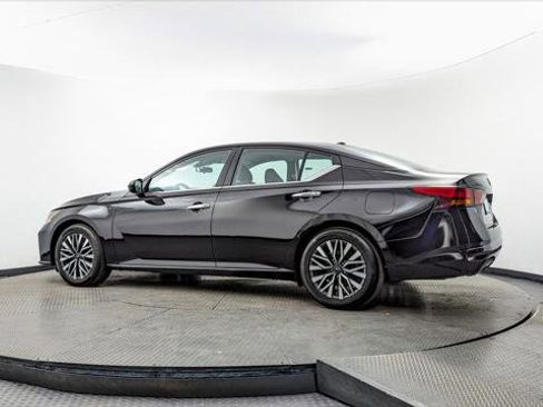 Used 2024 Nissan Altima 2.5 SV image 6