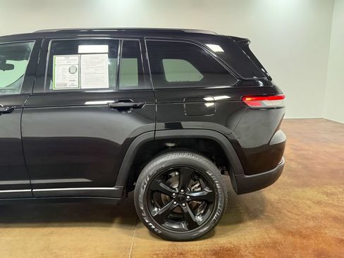 Used 2024 Jeep Grand Cherokee Altitude AWD/4WD image 36