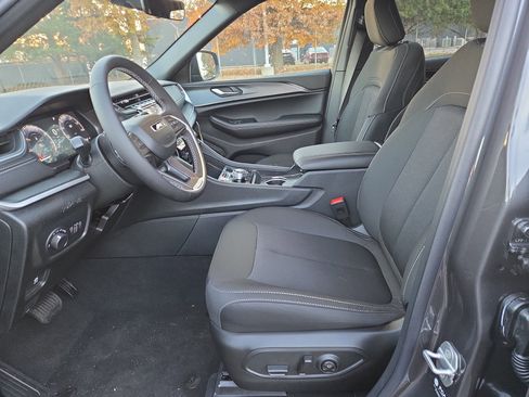 New 2025 Jeep Grand Cherokee L Laredo RWD image 4