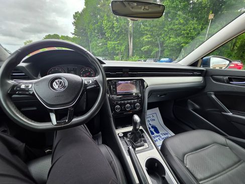 Used 2021 Volkswagen Passat 2.0T SE FWD image 11