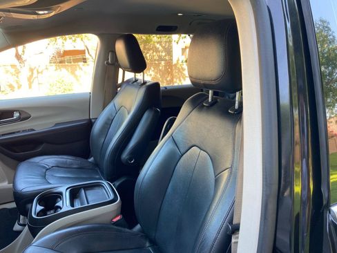 Used 2020 Chrysler Pacifica Touring-L FWD image 31