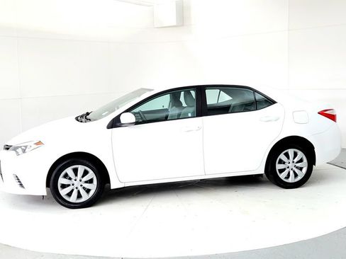 Used 2016 Toyota Corolla LE FWD image 3