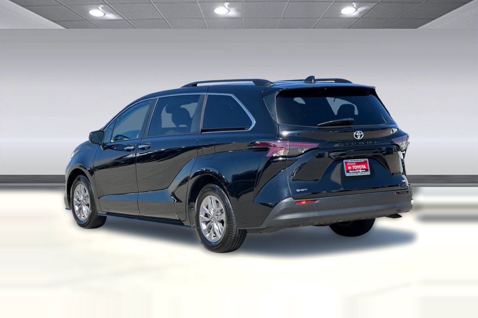 Used 2026 Toyota Sienna XLE FWD image 3