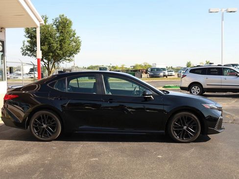 Used 2025 Toyota Camry SE AWD/4WD image 4