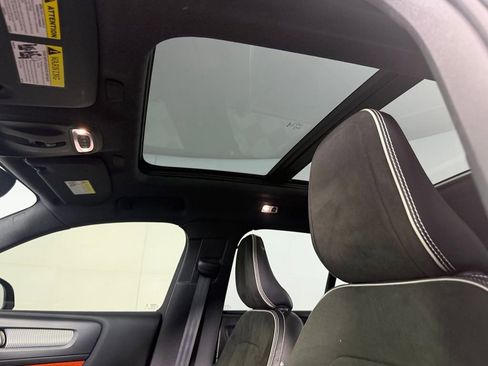 Used 2019 Volvo XC40 T5 R-Design image 24