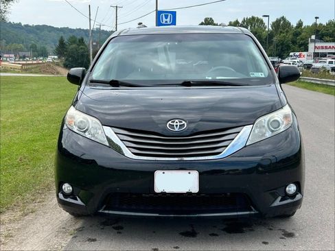 Used 2012 Toyota Sienna XLE w/ Entertainment Pkg FWD image 2