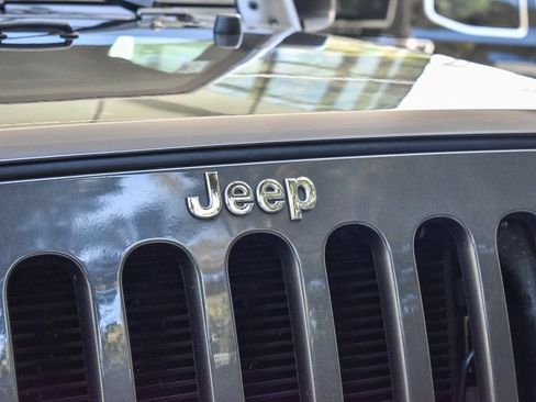 Used 2018 Jeep Wrangler Unlimited Rubicon w/ Connectivity Group image 9