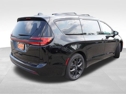 Certified 2025 Chrysler Pacifica Limited FWD image 3