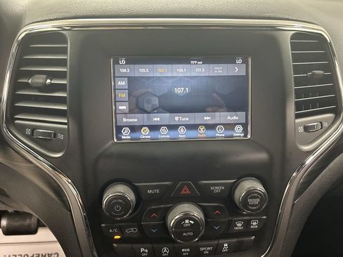 Used 2020 Jeep Grand Cherokee Laredo AWD/4WD image 14