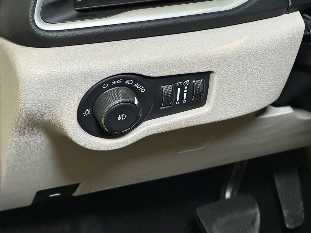 Used 2024 Chrysler Pacifica Touring-L FWD image 22