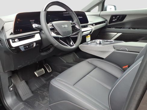 New 2027 Cadillac Optiq Luxury w/ LPO, Floor Liner Package AWD/4WD image 12