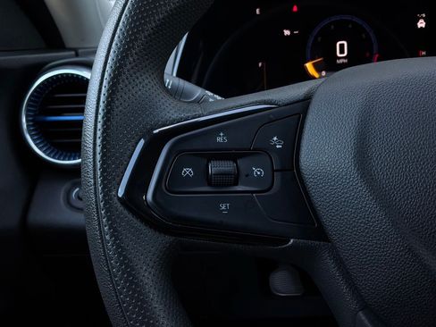 Used 2025 Chevrolet Trax LT FWD image 33