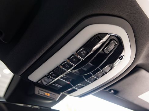 Certified 2025 Porsche Macan Base image 19