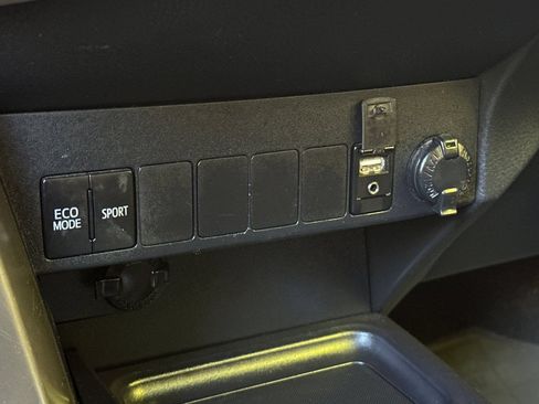 Used 2015 Toyota RAV4 XLE AWD/4WD image 38