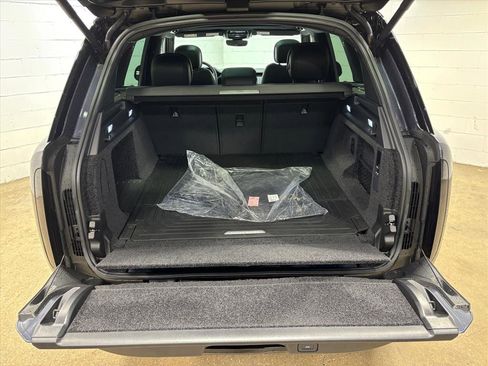 Used 2025 Land Rover Range Rover SE image 40
