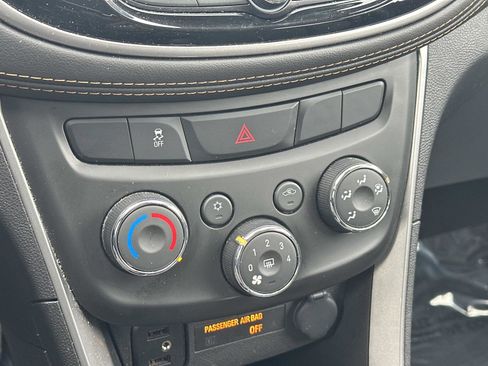 Certified 2022 Chevrolet Trax LT w/ LT Convenience Package image 29