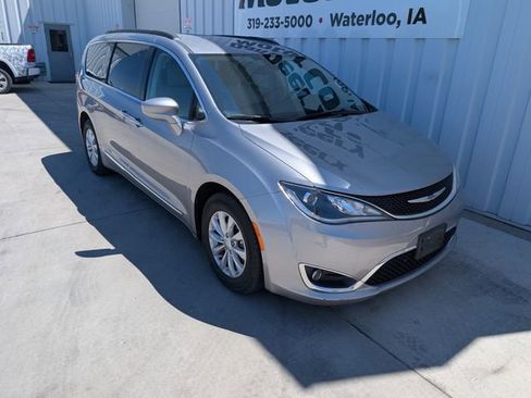 Used 2017 Chrysler Pacifica Touring-L FWD image 7